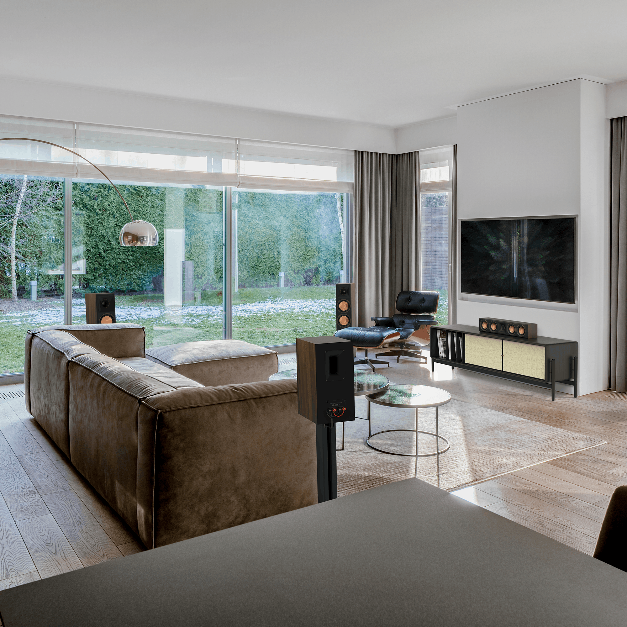 RP 600 M II Carousel 16- brown wood speakers with gold accents in brown living room